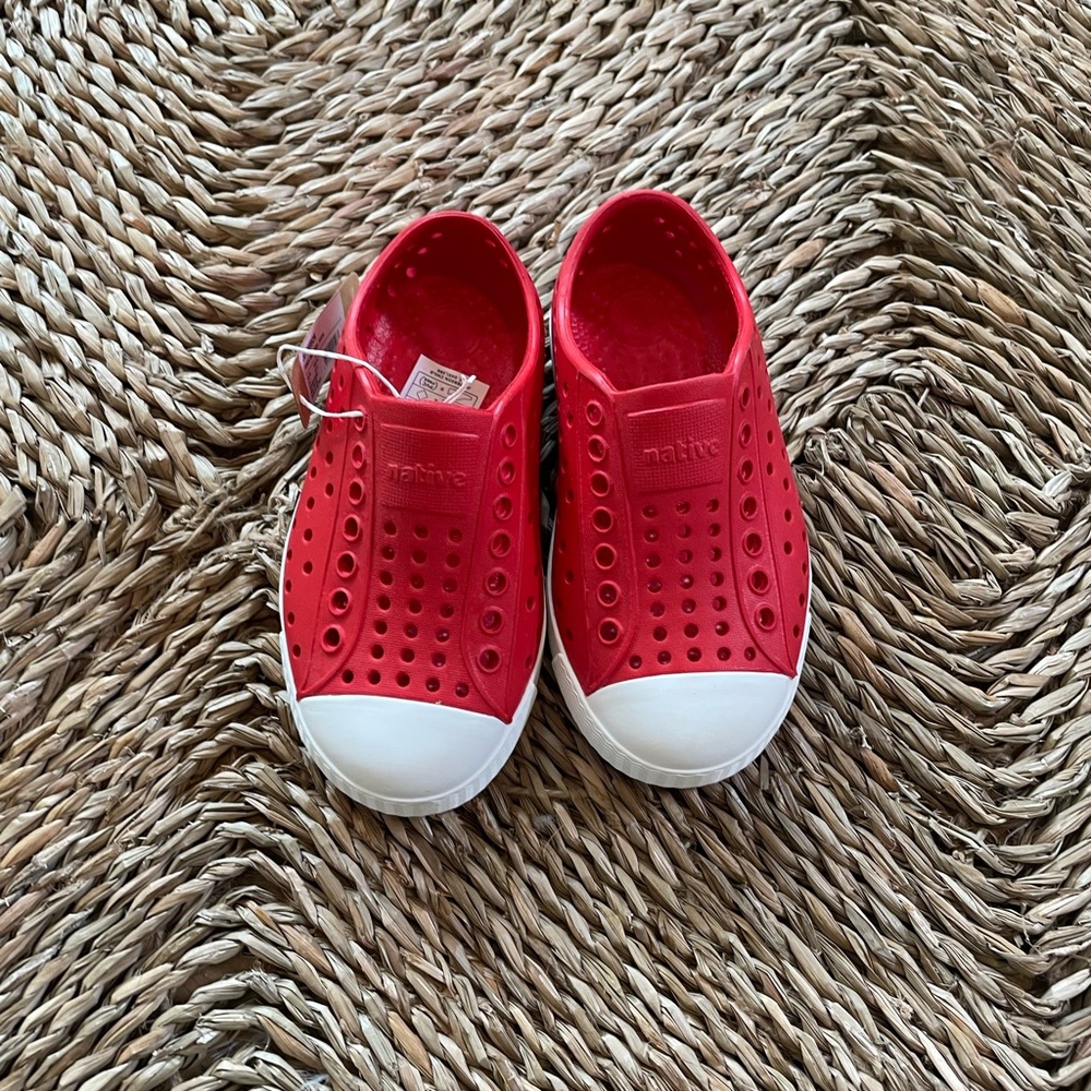 NWT Red Natives size 8
